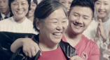 在她丈夫面前